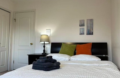 Richmond House | Quiet 2 Queen room Home Base