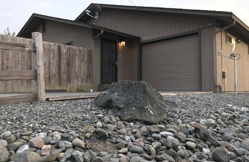 Eureka House | Quiet 2BR Garage Yard EV Charger – Eureka