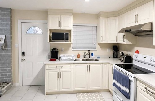 Sunset House | Quiet & Bright Basement Suite near Fraser Street