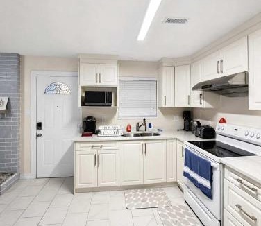 Sunset House | Quiet & Bright Basement Suite near Fraser Street