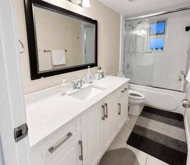 Sunset House | Quiet & Bright Basement Suite near Fraser Street
