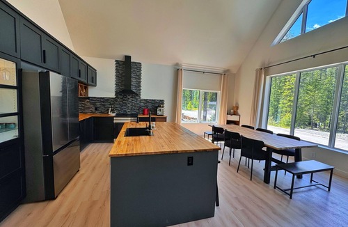 East Kootenay Ski Chalet | Quiet detached home steps from all the action!