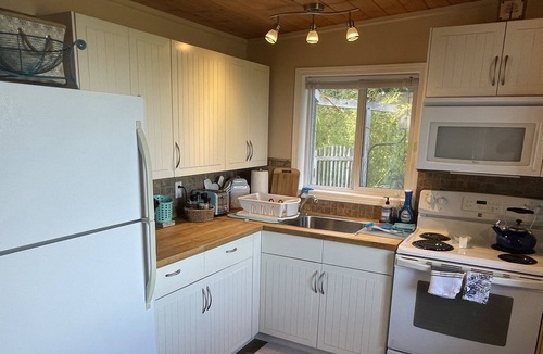 Mayne Island Cottage | Quiet hilltop first getaway with an amazing mountain and ocean view.