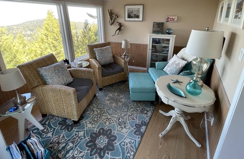 Mayne Island Cottage | Quiet hilltop first getaway with an amazing mountain and ocean view.