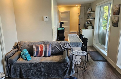 Lantier Cottage | Quiet Lakefront property with Private Bathroom - Hotel type room - no Kitchen