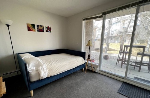 Coach Hill Condo | Quiet Penthouse Chalet w/ Pool, Spa & Gym. Easy Access To Downtown & Mountains.