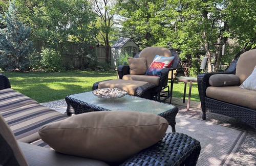 Panorama Hills House | Quiet, Pet-Friendly Retreat 🐾 Great Location Near Airport✈️ & Nature ⛰️