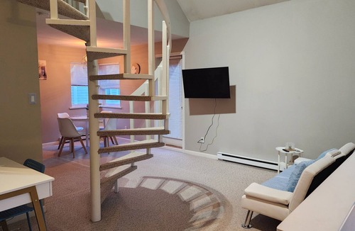 Ladner House | Quiet & Private Greek-Inspired Coach House in Ladner