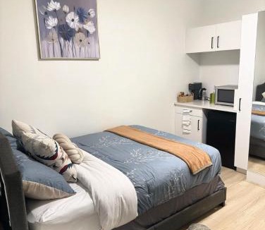 Langford House | Quiet Private Room Victoria - PS5, Fast WiFi, Parking