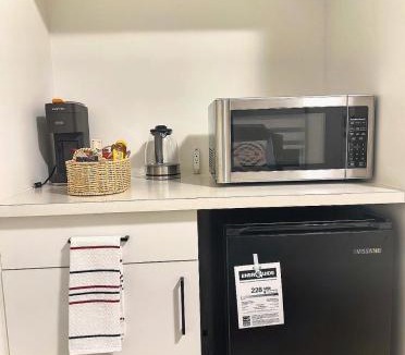 Langford House | Quiet Private Room Victoria - PS5, Fast WiFi, Parking