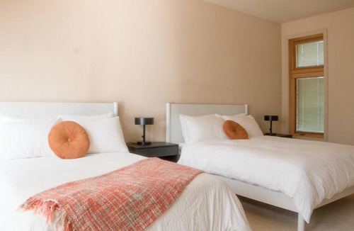 Broadmead House | Quiet Private Room with Ensuite Free Parking