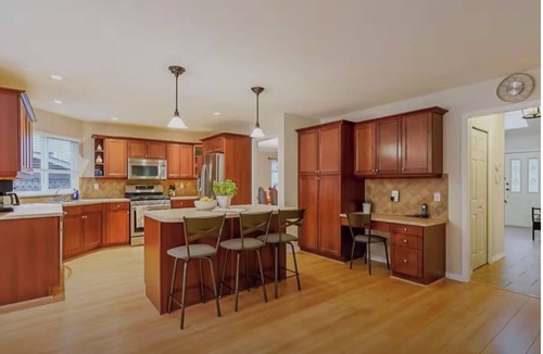 Surrey Newton House | Quiet Queen Bedroom with Ensuite Bathroom