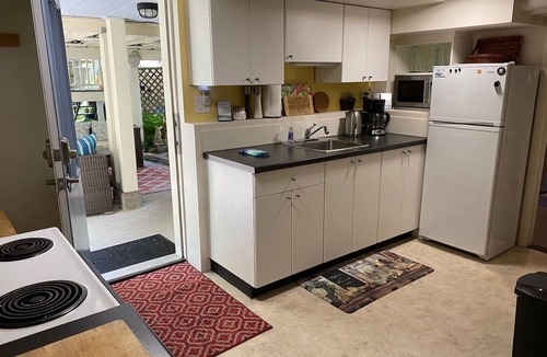Grandview-Woodland Apartment | Quiet Retreat Near Trendy Commercial Drive - 90 Days plus