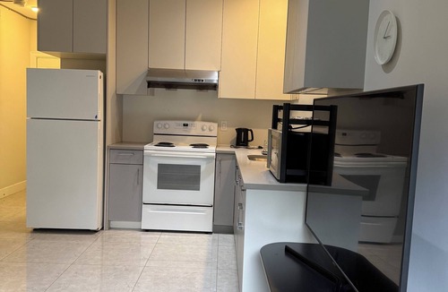 Hastings House | Quiet Two Bedroom Private Suite with Self Check In and Laundry