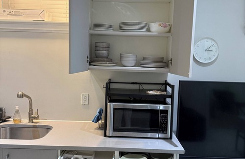 Hastings House | Quiet Two Bedroom Private Suite with Self Check In and Laundry
