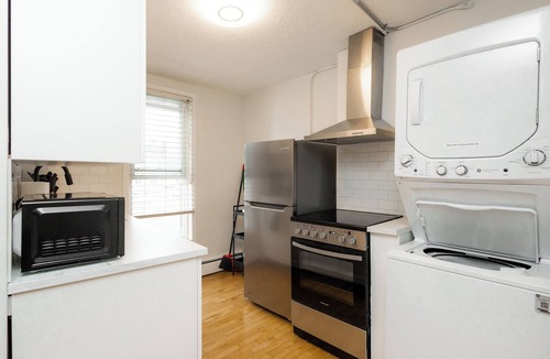 Ramsay Apartment | Quiet & Walkable - Stampede, BMO, Nightlife & Eats! Green Theme!