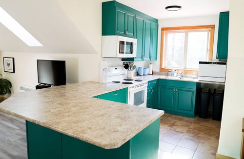 Regional District of Nanaimo House | Quirky Farm Stay - 2 Bedrooms - Hot tub