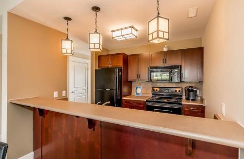 The Blue Mountains House | Raccoon Ridge - Village Walk - Hot Tub - Shuttle