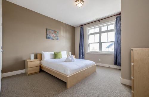 The Blue Mountains House | Raccoon Ridge - Village Walk - Hot Tub - Shuttle