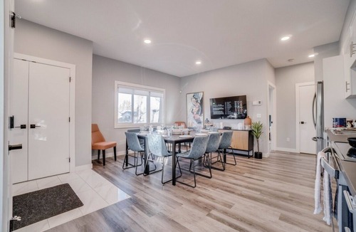 North Central Edmonton House | Rachel - Spacious home in Central 6 bdrm,4.5 bath