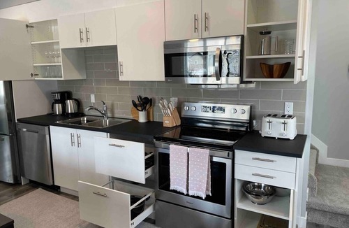 North Central Edmonton House | Rachel - Spacious home in Central 6 bdrm,4.5 bath