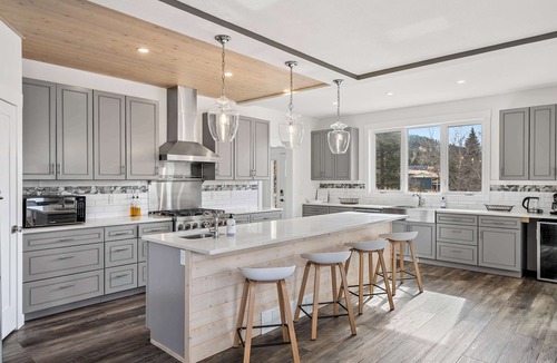 East Kootenay House | Radiant Retreat | Sleeps 13 + Loft | Stunning View