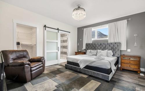 Radium Hot Springs House | Radiant Retreat -Spacious Home - Heart of Radium!