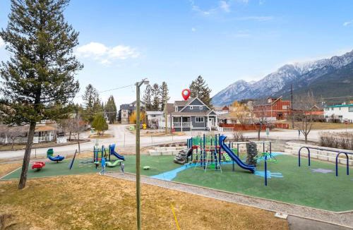 Radium Hot Springs House | Radiant Retreat -Spacious Home - Heart of Radium!