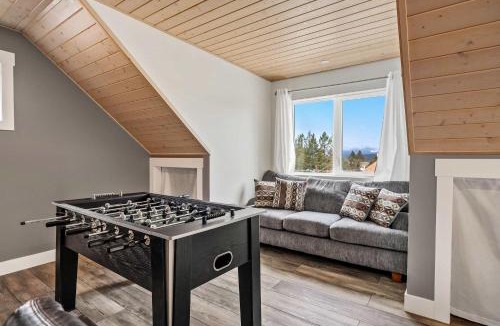 Radium Hot Springs House | Radiant Retreat -Spacious Home - Heart of Radium!