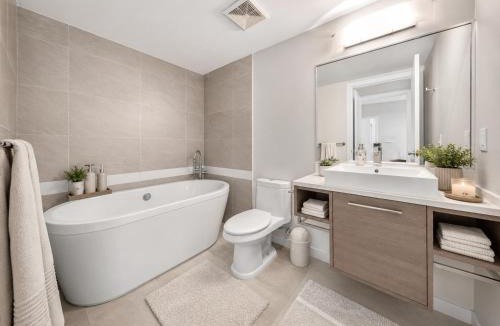 Crosstown Apartment | Rare Gastown 2 Bedroom Suite Steps to Harbour Seawall and Downtown Core