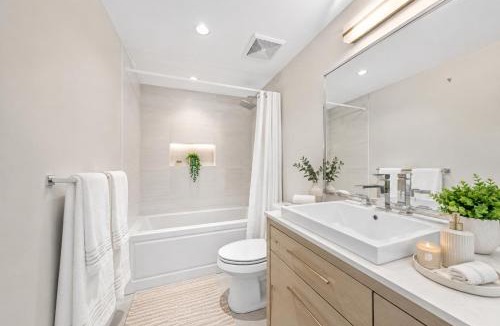 Crosstown Apartment | Rare Gastown 2 Bedroom Suite Steps to Harbour Seawall and Downtown Core