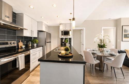 Crosstown Apartment | Rare Gastown 2 Bedroom Suite Steps to Harbour Seawall and Downtown Core