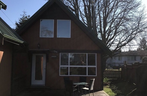 Sechelt Cabin | Raven Cabin on waterfront property of Porpoise Bay with beach access.