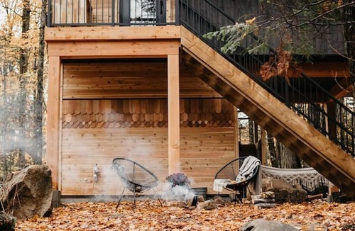 Dorset Cabin | Raven`s Roost- private luxury treehouse with sauna