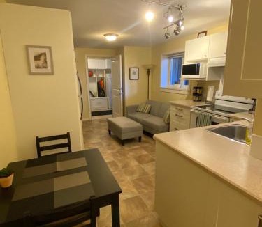 Colwood Apartment | Ravens Nest Cozy Lower One Bedroom Suite
