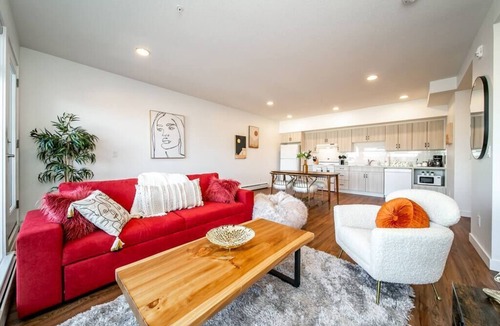 West Edmonton Apartment | Red Hot Chili CornerPNHSEkingWifiU/G