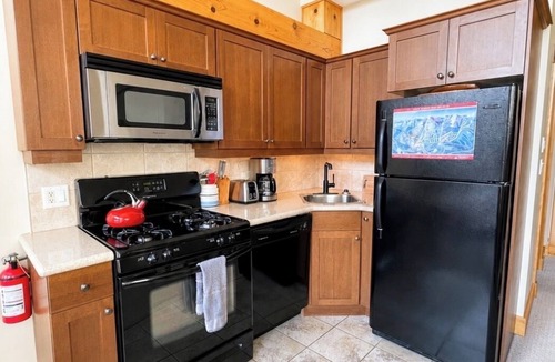 Rossland Condo | Red Mtn views, walk to lift, 2 bed, 2 bath condo. Fireplace!