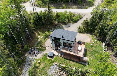 Les Eboulements Ski Chalet | Refuge 1: Hot Tub, Sauna & St. Lawrence Views