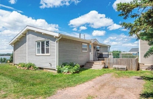 Bayview Cottage | Relax with the whole family at this beautiful, peaceful, authentic islander home