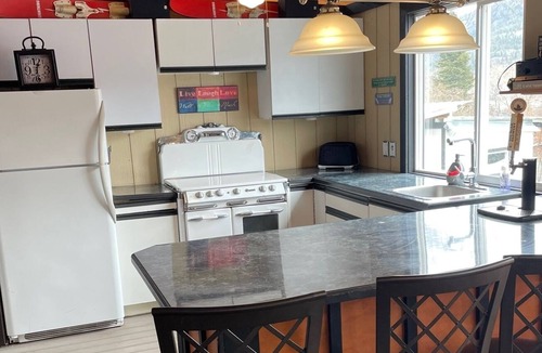 Central Okanagan Resort | Relaxing space at a family fun resort on Kalamalka Lake!