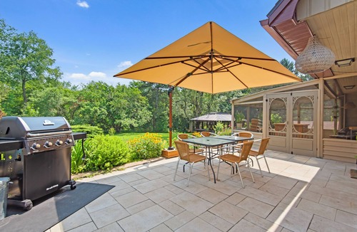 Lachute House | Renovated vintage cottage spa pool river