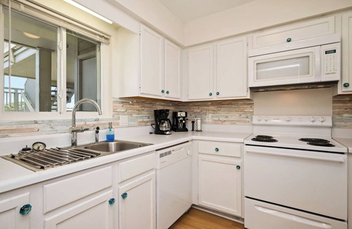 Caswell Beach Condo | Resting Beach Face: Ocean View Condo with Community Pool Near Golf Course