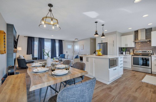 Southeast Edmonton House | Retro Arcade & Entertainment Garage/Private Hot Tub/Comfy Beds/Pet-Friendly!