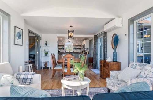Saint Louis de Kent House | Riverview Countryside Farmhouse, King bed Spa Bath