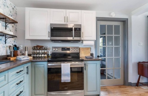 Saint Louis de Kent House | Riverview Countryside Farmhouse, King bed Spa Bath