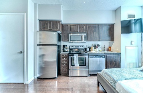 Fort York Hotel | RivetStays | The Neptune Executive Suite – Modern Studio