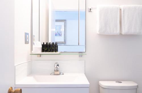 Gorge -Tillicum Area Hotel | Robin Hood Inn and Suites