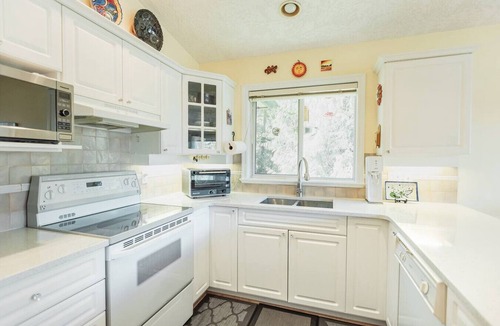 Duncan House | Rockwood Terrace: 55 + Ideal for Extended Stays