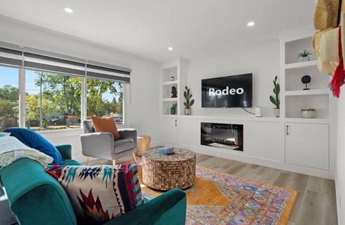Killarney House | "Rodeo" Upper Suite In Trendy Killarney