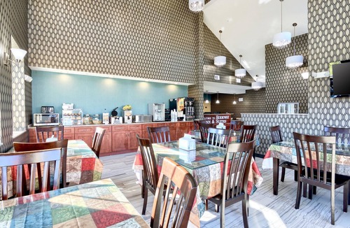 Ithaca Hotel | Rodeway Inn & Suites Ithaca South